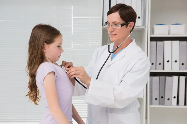 Γιατρός εξετάζει το κοριτσάκι — Φωτογραφία Αρχείου
