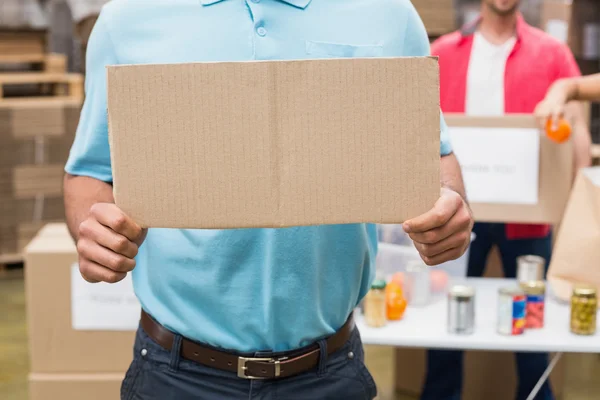 Voluntário mostrando um cartaz — Fotografia de Stock