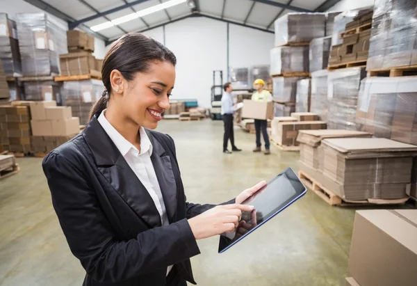 Vrouwelijke manager met behulp van digitale Tablet PC — Stockfoto