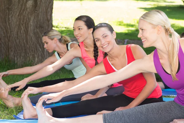 Grupo de fitness fazendo ioga no parque — Fotografia de Stock