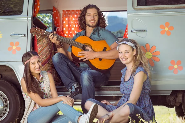 Hipster playing guitar for girls — Stock Photo, Image