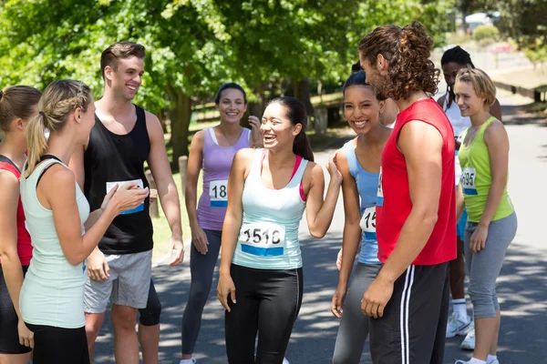 Corredores charlando después de la carrera en el parque — Foto de Stock