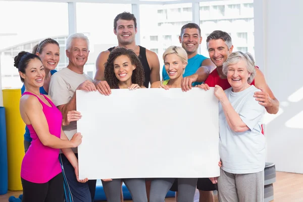 Mutlu insanlar boş billboard sağlık kulübünde holding — Stok fotoğraf