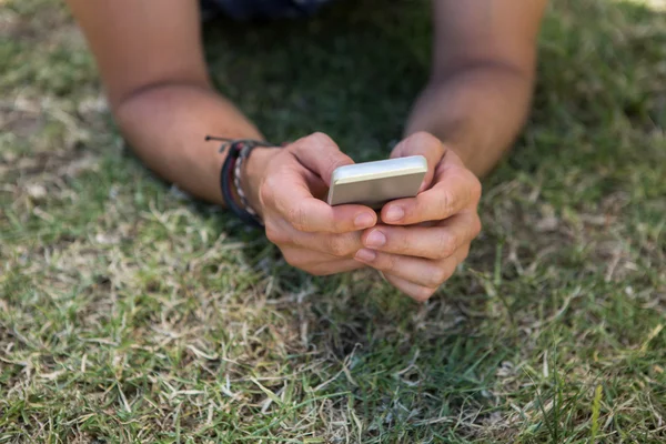 Man using phone in park — Stock Photo, Image