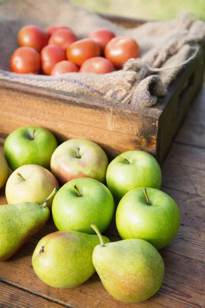 Table of fresh produce at market — Stock Photo, Image