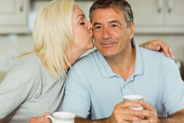 Äldre par att ha kaffe tillsammans — Stockfoto