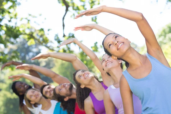 Fitness grupp gör yoga i park — Stockfoto