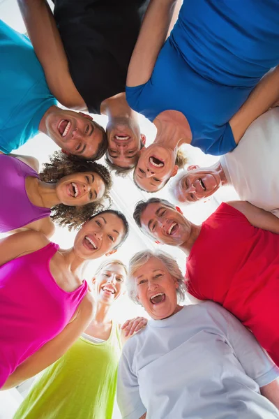 Fröhliche Menschen drängen sich in Turnhalle — Stockfoto