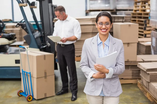 Gestora femenina sosteniendo archivos — Foto de Stock