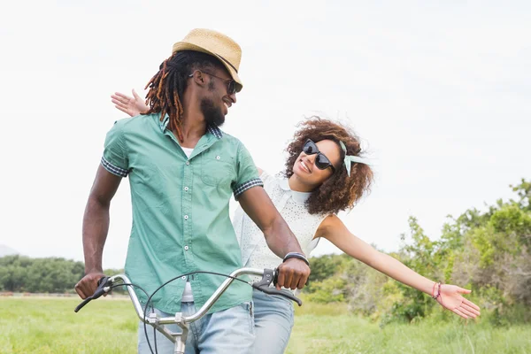 Pareja joven en un paseo en bicicleta — Foto de Stock