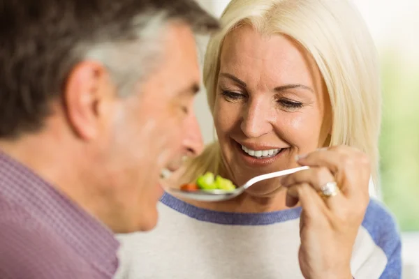 Couple d'âge mûr préparer le repas ensemble — Photo