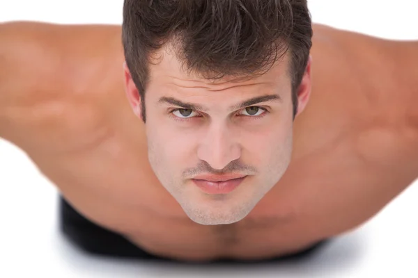 Fit shirtless man doing push ups — Stock Photo, Image