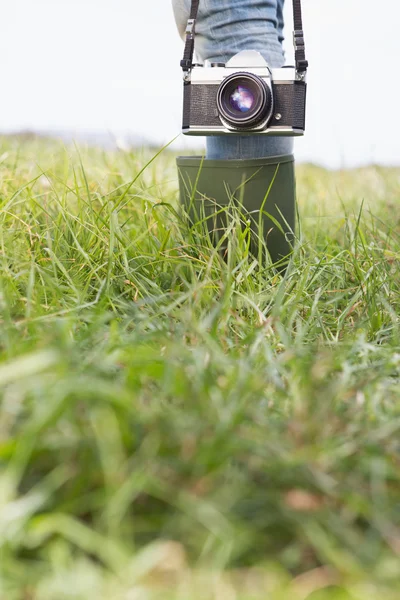 Woman in park holding retro camera — Stock Photo, Image