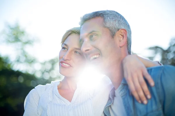 Linda pareja en el parque — Foto de Stock