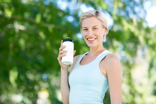 Söt blond anläggning flaska vatten — Stockfoto