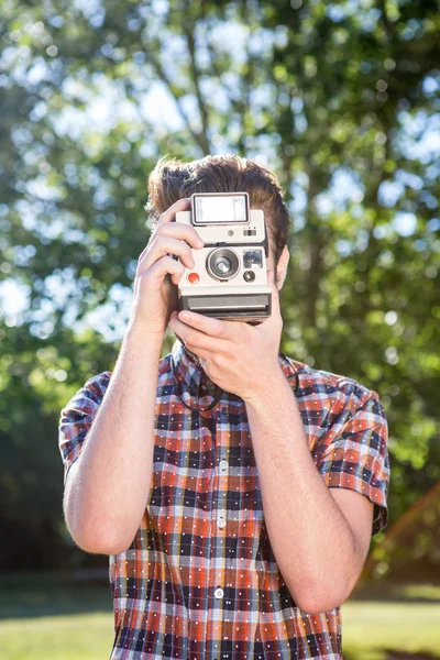 Όμορφος hipster χρησιμοποιώντας εκλεκτής ποιότητας φωτογραφική μηχανή — Φωτογραφία Αρχείου