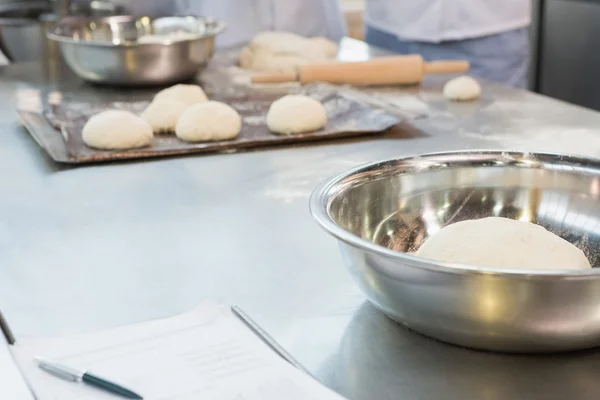 Close up of bowl with dough on worktop — Stock Photo, Image