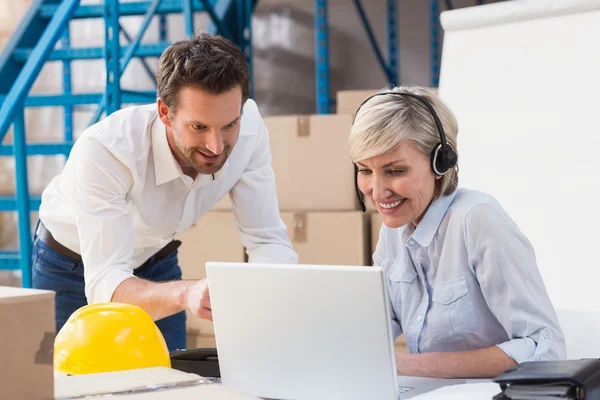 Warehouse managers using laptop — Stock Photo, Image