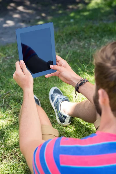 Man using tablet in the park — Stock Photo, Image