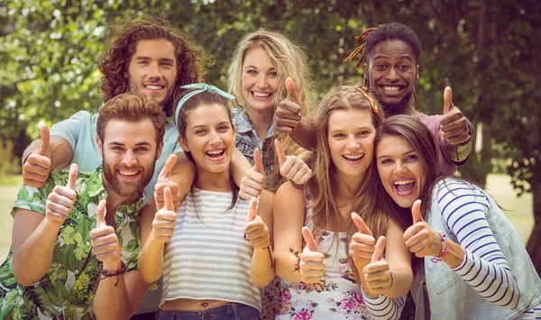 Amigos felizes sorrindo para a câmera — Fotografia de Stock