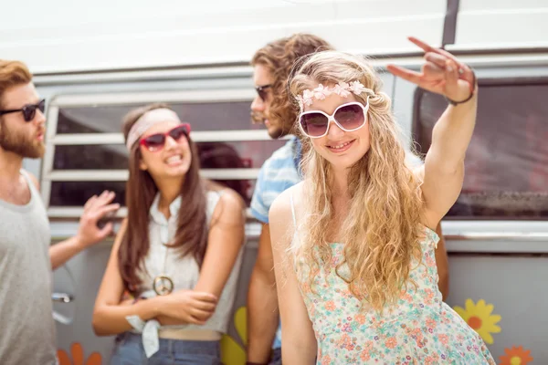 Hübscher Hipster lächelt in die Kamera — Stockfoto