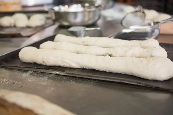 Piano di lavoro con pasta e pane crudo — Foto Stock