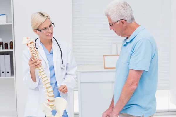 Orthopedic doctor explaining man — Stock Photo, Image