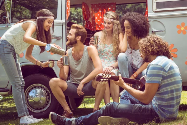 Hipster amigos en autocaravana en el festival — Foto de Stock