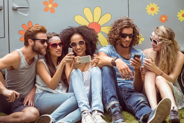 Hipster vänner använder sina telefoner — Stockfoto