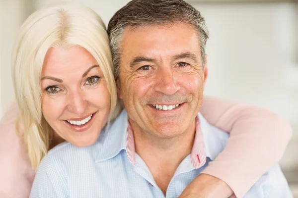 Feliz pareja madura sonriendo juntos — Foto de Stock