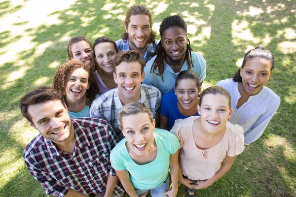 Amigos felizes no parque — Fotografia de Stock