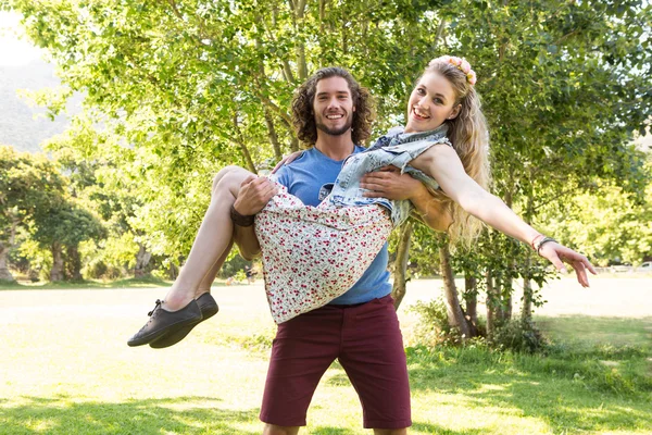 Bonito casal se divertindo no parque — Fotografia de Stock