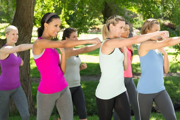 Fitness groep trainen in park — Stockfoto