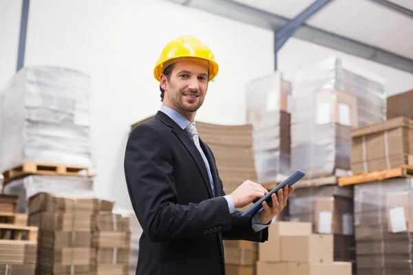 Magazijnbeheerder met behulp van Tablet PC — Stockfoto