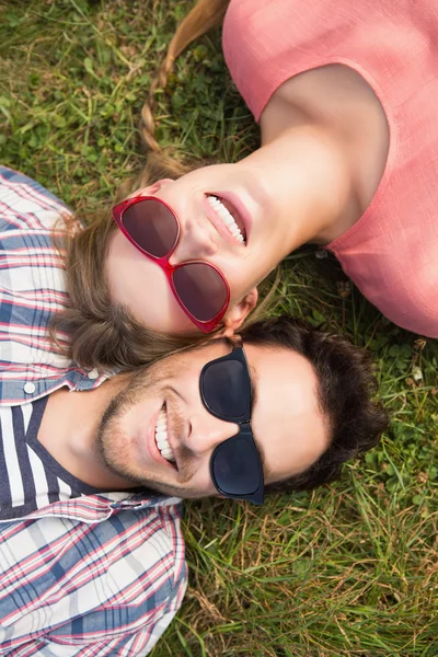 Linda pareja en el parque —  Fotos de Stock