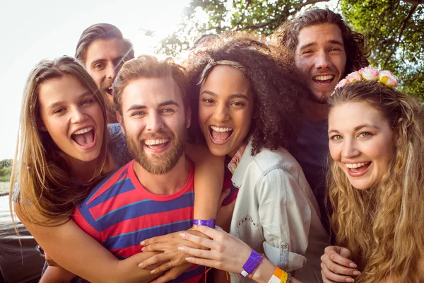 Felice hipster sorridente alla fotocamera — Foto Stock