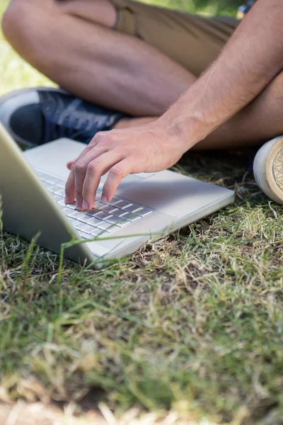 Homme utilisant un ordinateur portable dans le parc — Photo