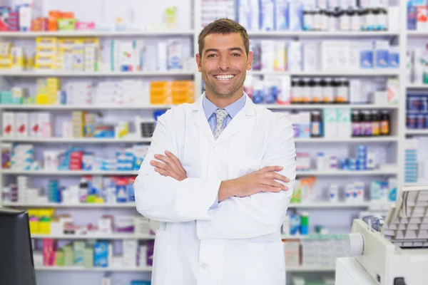 Guapo farmacéutico sonriendo a la cámara — Foto de Stock