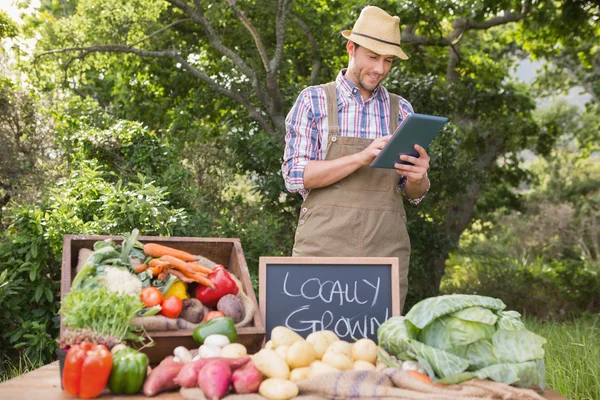 Agriculteur vendant des légumes biologiques sur le marché — Photo