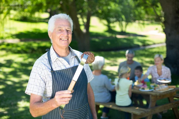 Happy farfar gör grill — Stockfoto