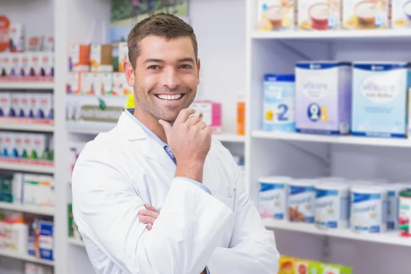 Bonito farmacêutico sorrindo para a câmera — Fotografia de Stock