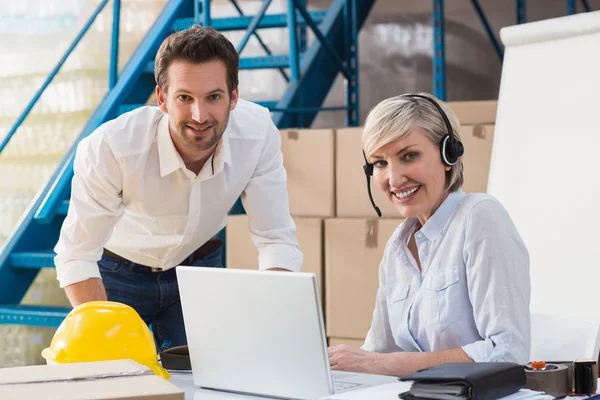 Magazijnbeheerders met behulp van laptop — Stockfoto