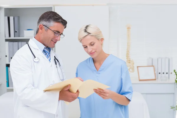 Doctor and nurse discussing over reports — Stock Photo, Image