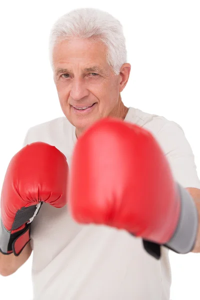 Homem sênior em luvas de boxe — Fotografia de Stock