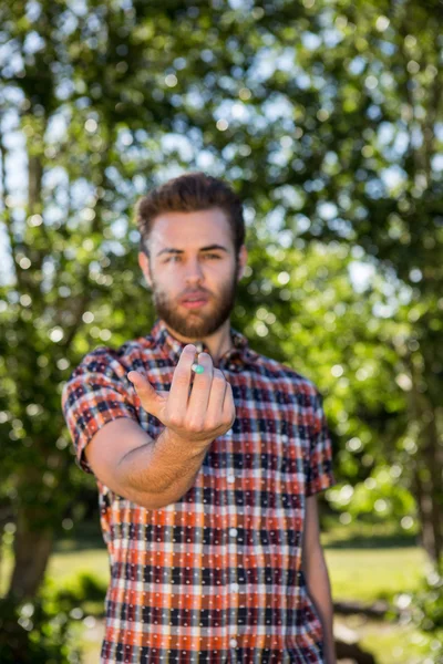 Hipster röka en elektronisk cigarett — Stockfoto