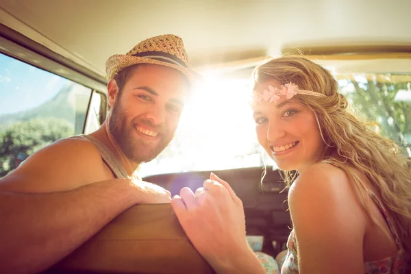 Hipster pareja en viaje por carretera — Foto de Stock