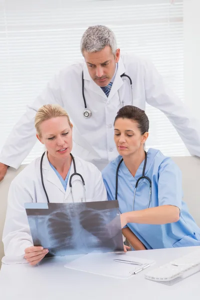 Médicos mirando escaneos —  Fotos de Stock