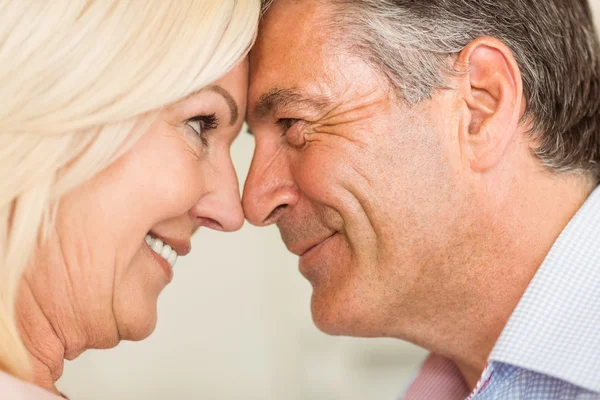 Feliz pareja madura sonriendo — Foto de Stock