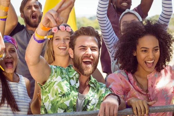 Junge Leute singen begeistert mit — Stockfoto