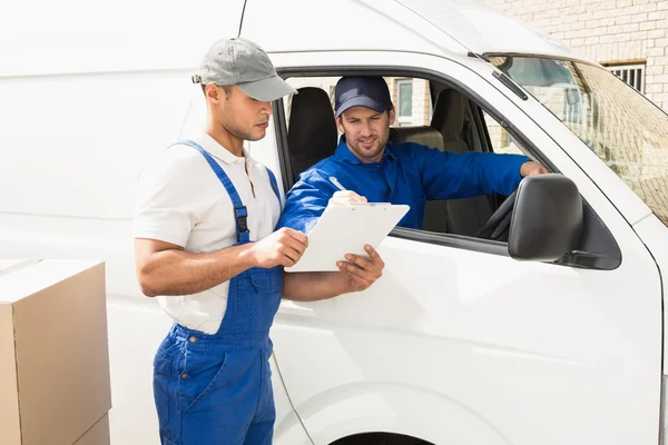 Delivery driver showing customer where to sign — Stock Photo, Image